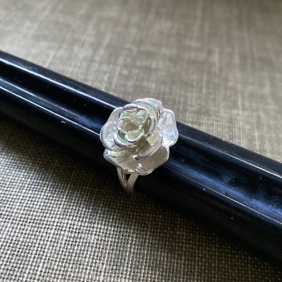 Silver stamped flower 🌺 design ring vintage size 8 - Picture 6 of 6